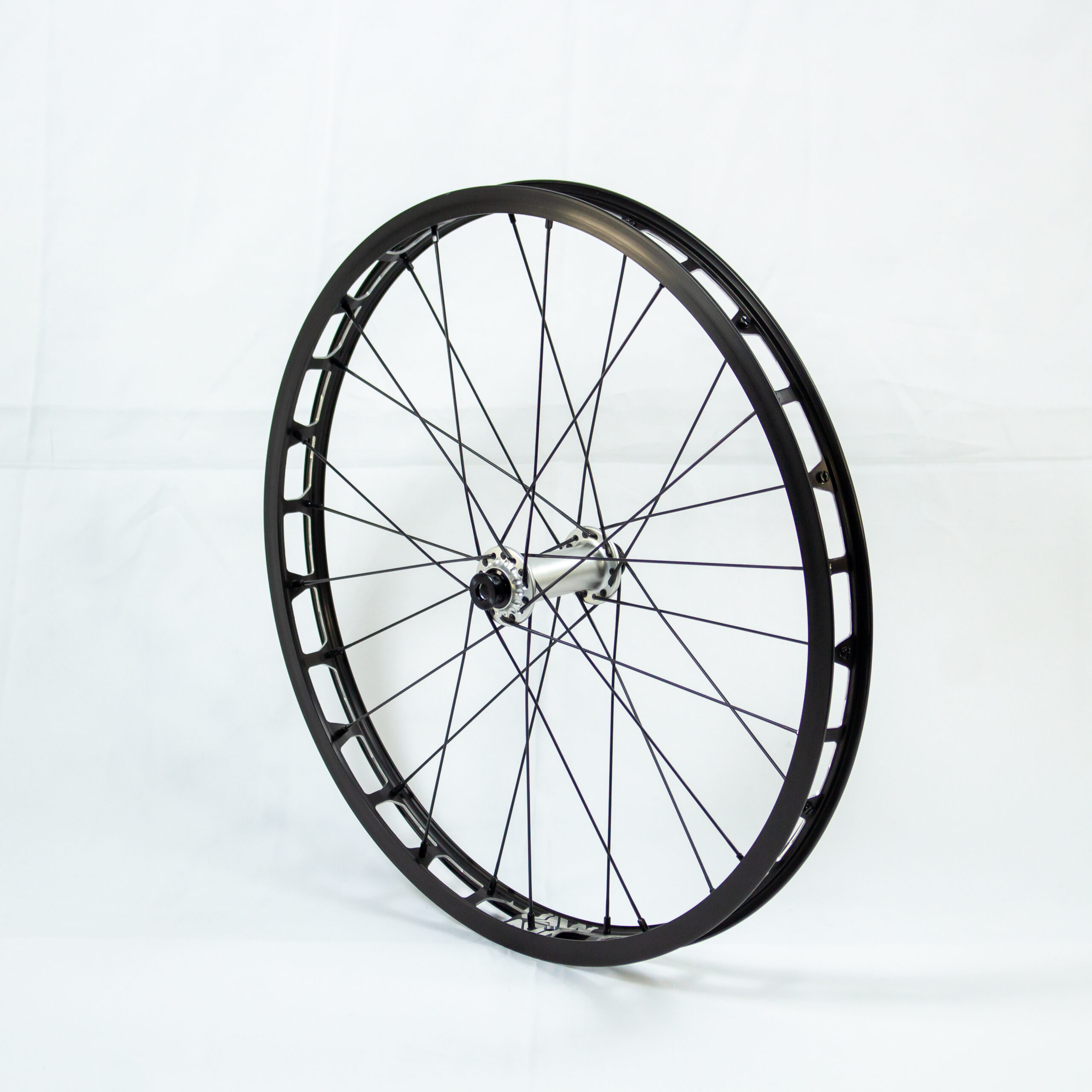 roue avant waw ultimate noire & silver 20" hs33 roue avant waw ultimate noire & silver 20" hs33