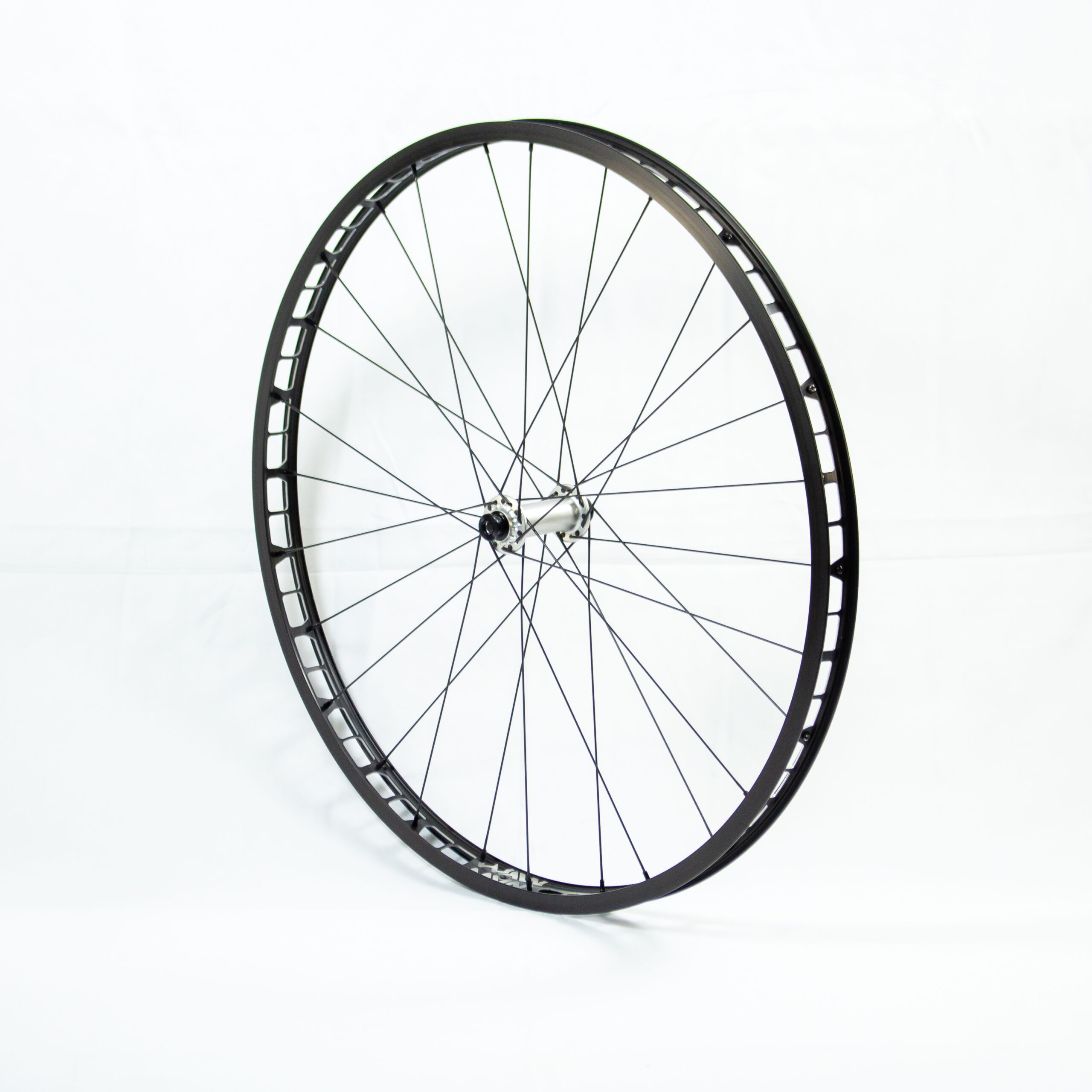 roue avant waw ultimate noire & silver 26" hs33 roue avant waw ultimate noire & silver 26" hs33