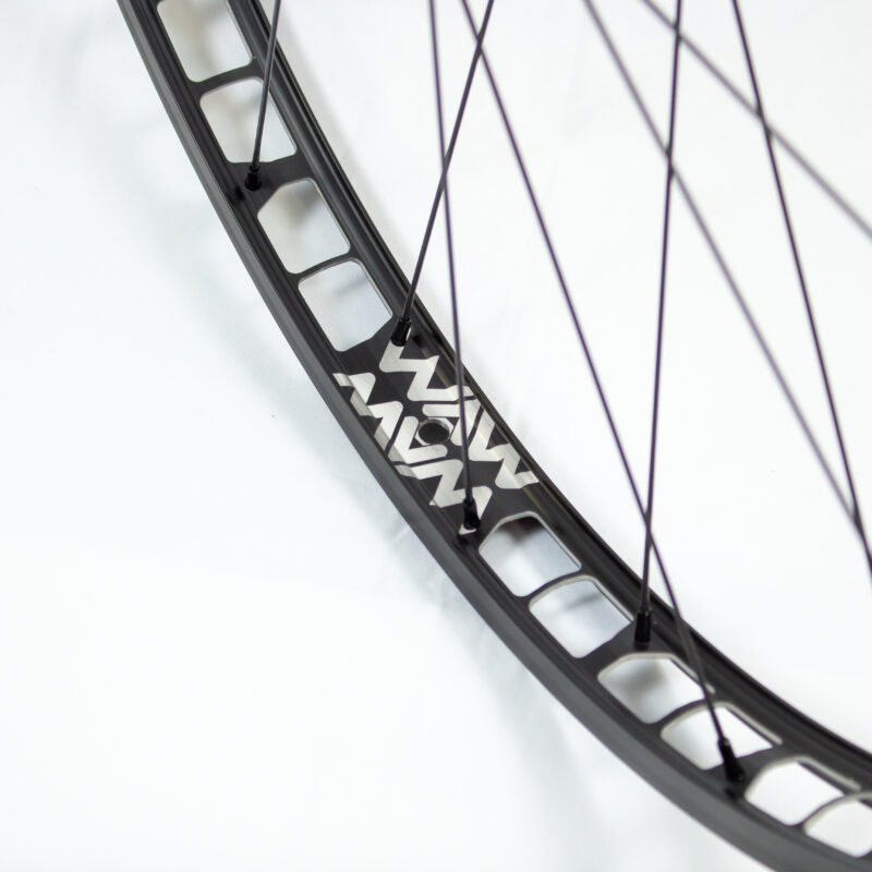 roue avant waw ultimate noire & silver 26" hs33