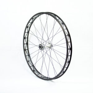 roue arrière waw ultimate noire & silver 26" + écrou pignon