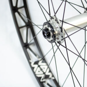 roue arrière waw ultimate noire & silver 26" + écrou pignon