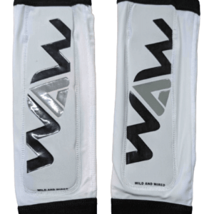 Protège-tibias blancs avec logo WAW noir.