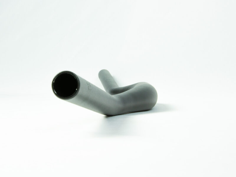 Tuyau en céramique gris sur fond blanc.