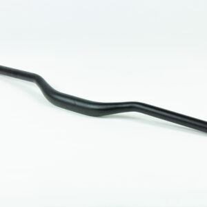 Guidon de vélo noir isolé sur fond blanc.