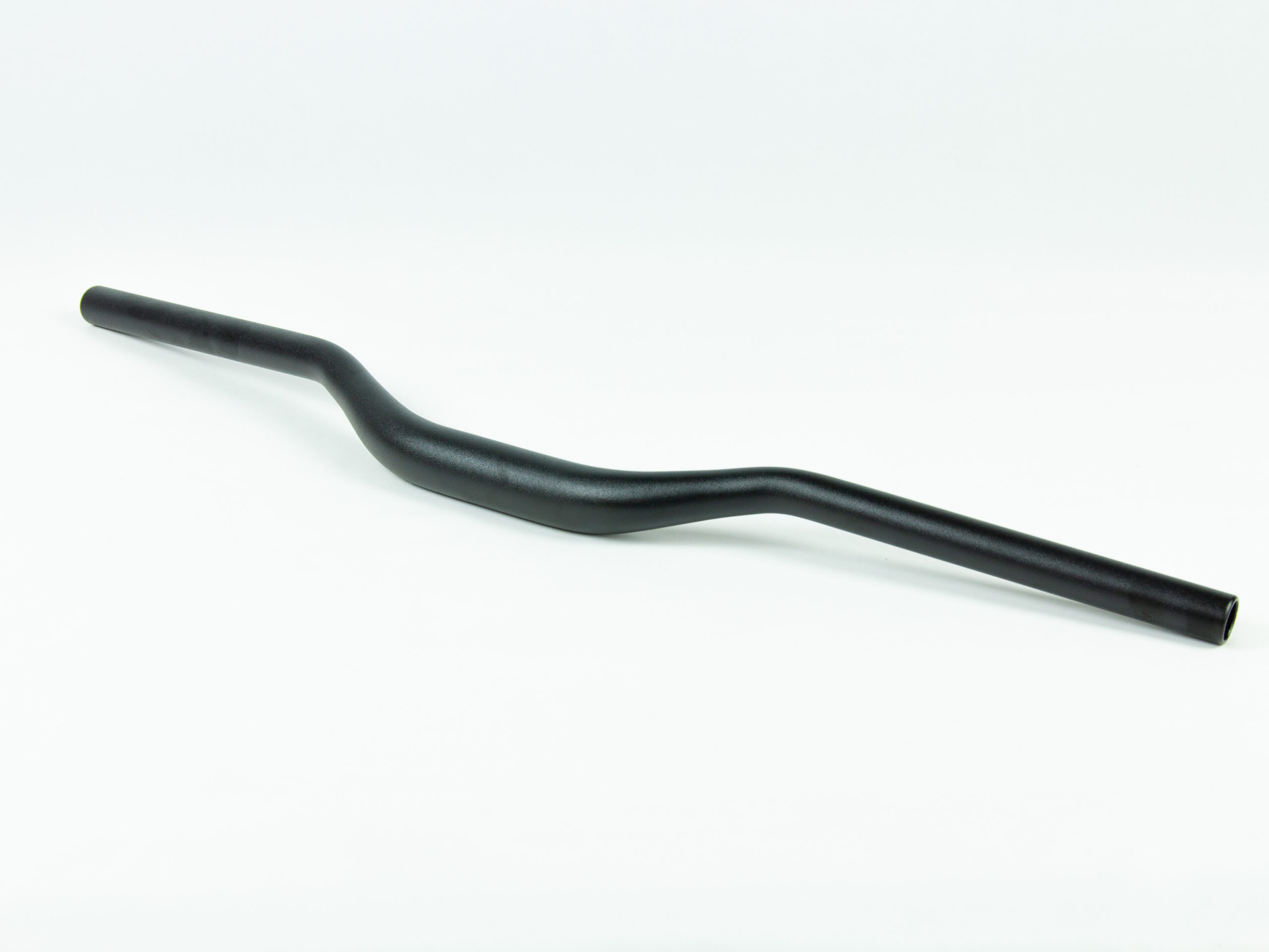 cintre 38 * 680 mm Guidon de vélo noir isolé sur fond blanc.