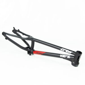 Cadre de vélo noir et rouge sur fond blanc.