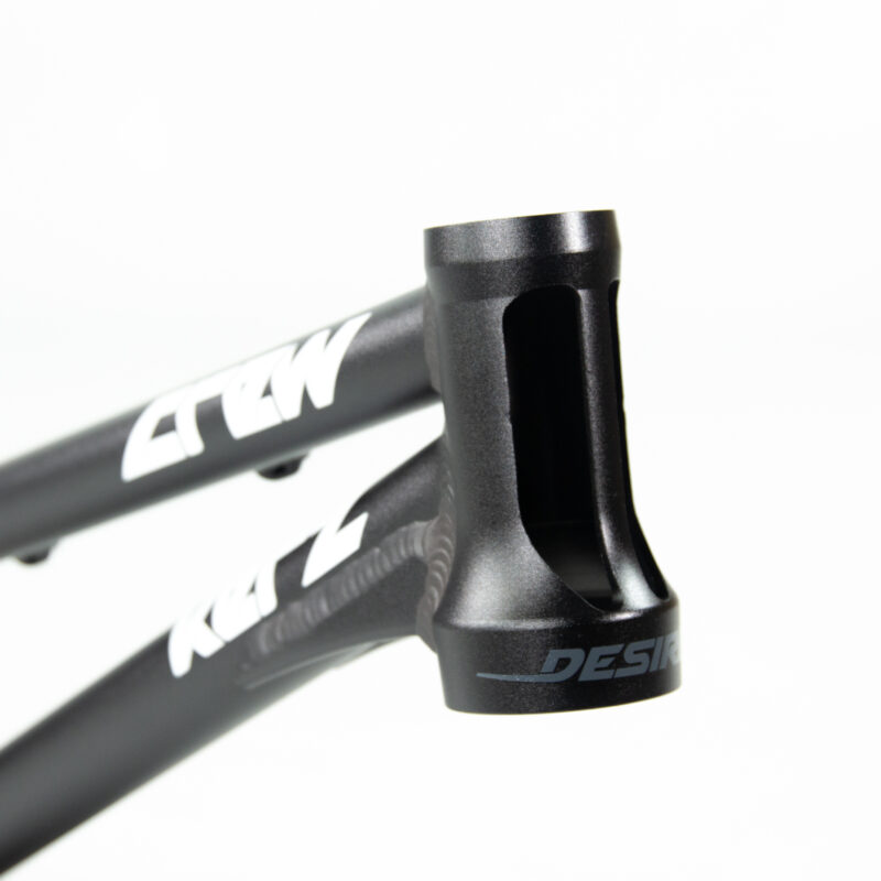 Cadre de vélo noir avec logos blancs.