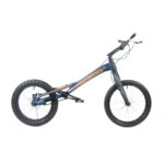 Vélo de montagne bleu et orange sur fond blanc.