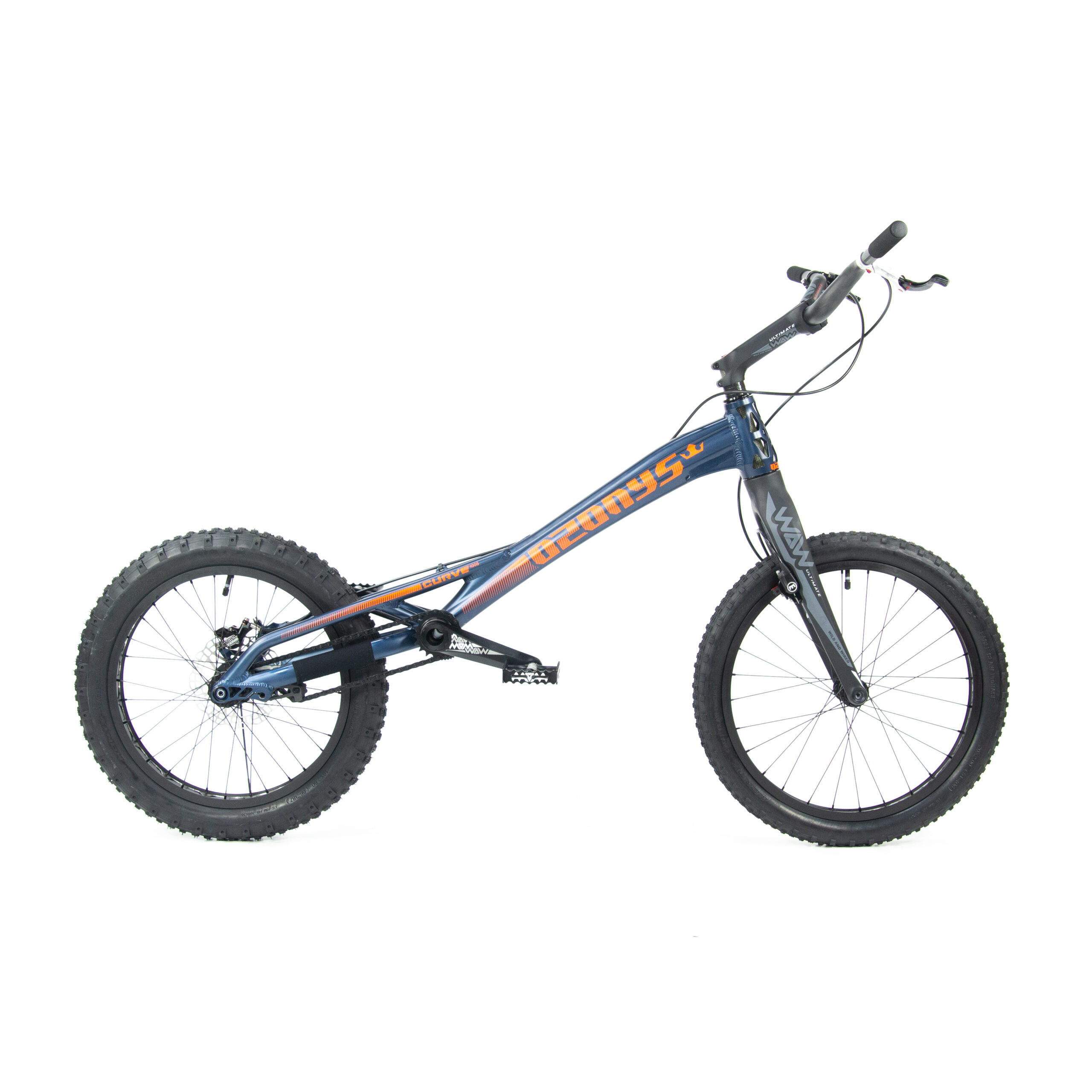 velo ozonys curve pro 20'' 1005 mm full disc Vélo de montagne bleu et orange sur fond blanc.
