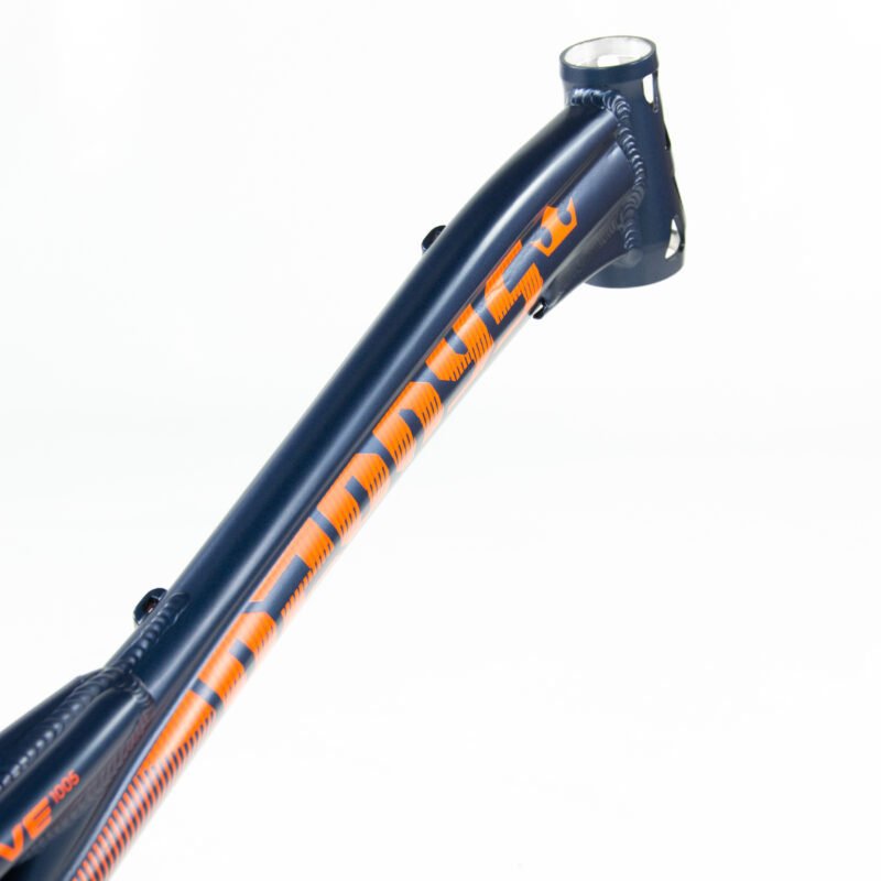 Cadre de vélo noir avec texte orange.