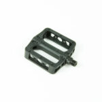 Pédale de vélo noire avec vis d'attache.