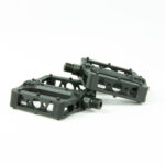 Deux pédales de vélo noires en plastique.