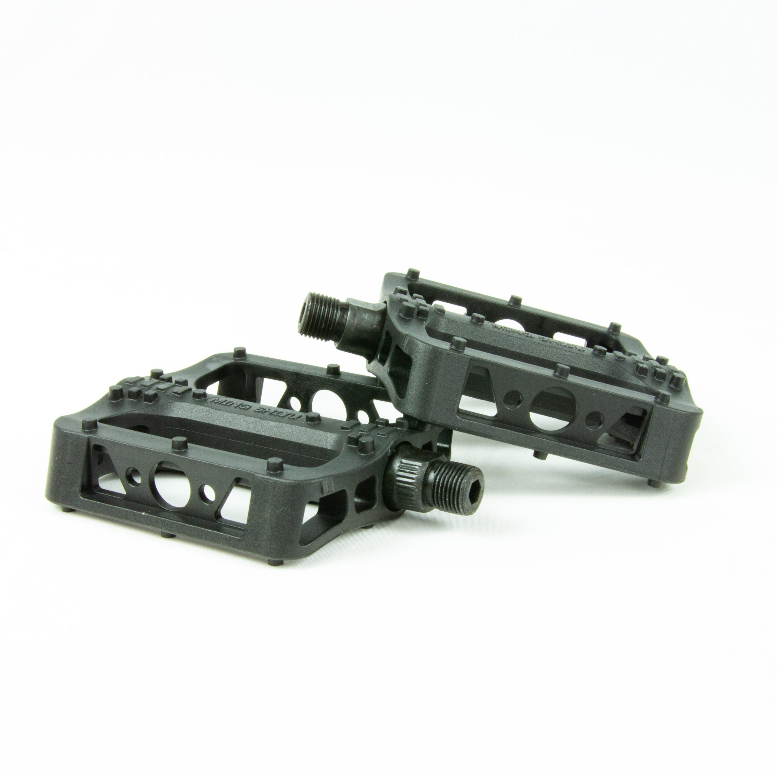 paire de pedales plates pvc Deux pédales de vélo noires en plastique.