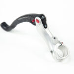 Levier de frein noir et gris argenté élégant.