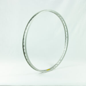 Jante de vélo en métal argenté sur fond blanc.