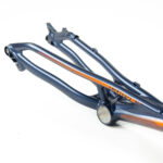 Cadre de vélo bleu Curve en métal.