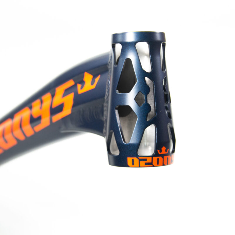 Cadre de vélo bleu avec détails orange.