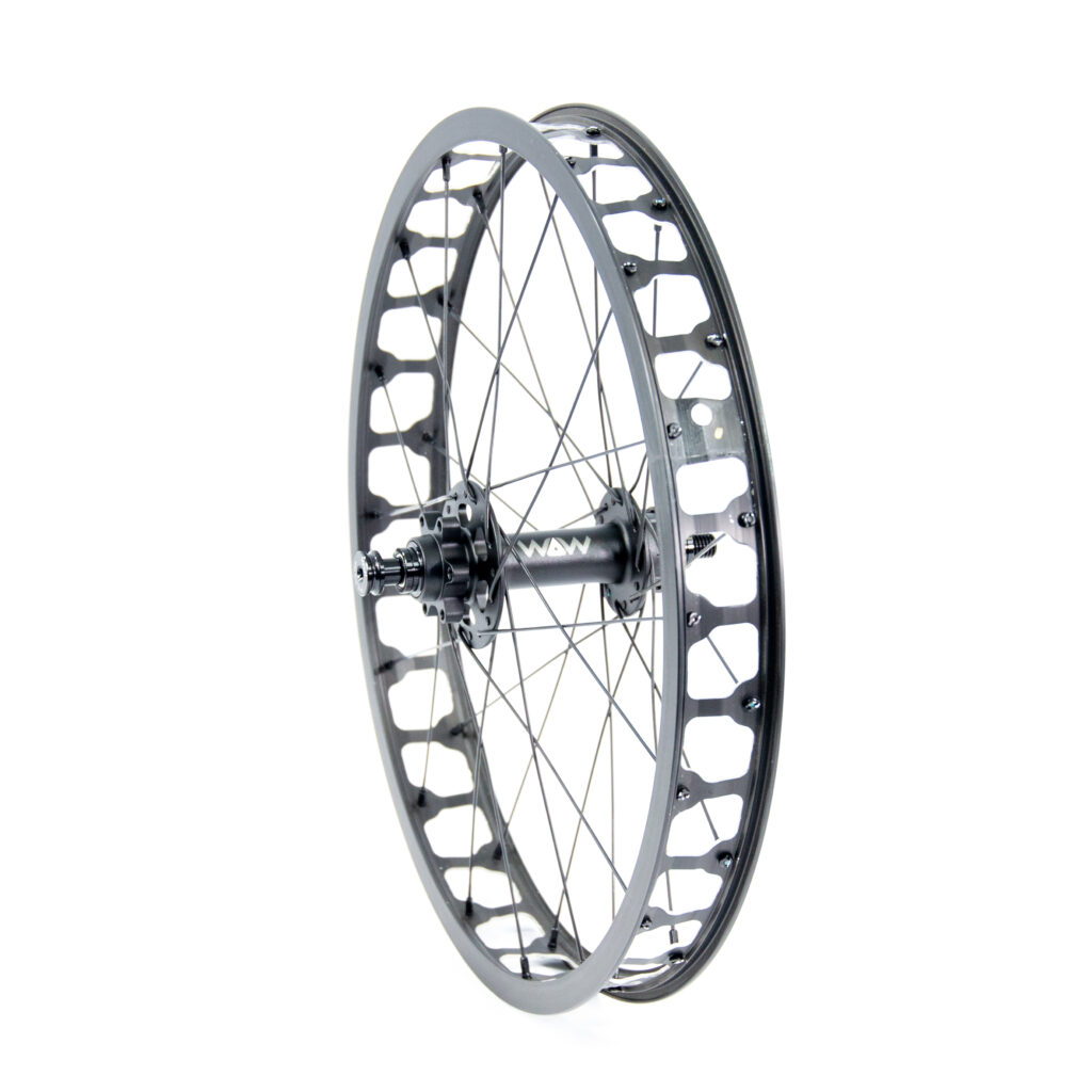 Roue de vélo avec jante ajourée et rayons visibles.