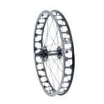 Roue de vélo avec jante ajourée et rayons visibles.