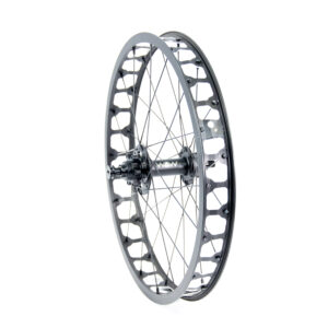 Roue de vélo avec jante ajourée et rayons visibles.