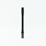 Tige noire en plastique, debout verticalement.