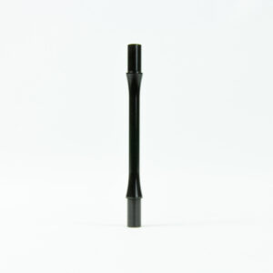 Tige noire en plastique, debout verticalement.