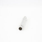 Tuyau métallique argenté sur fond blanc.