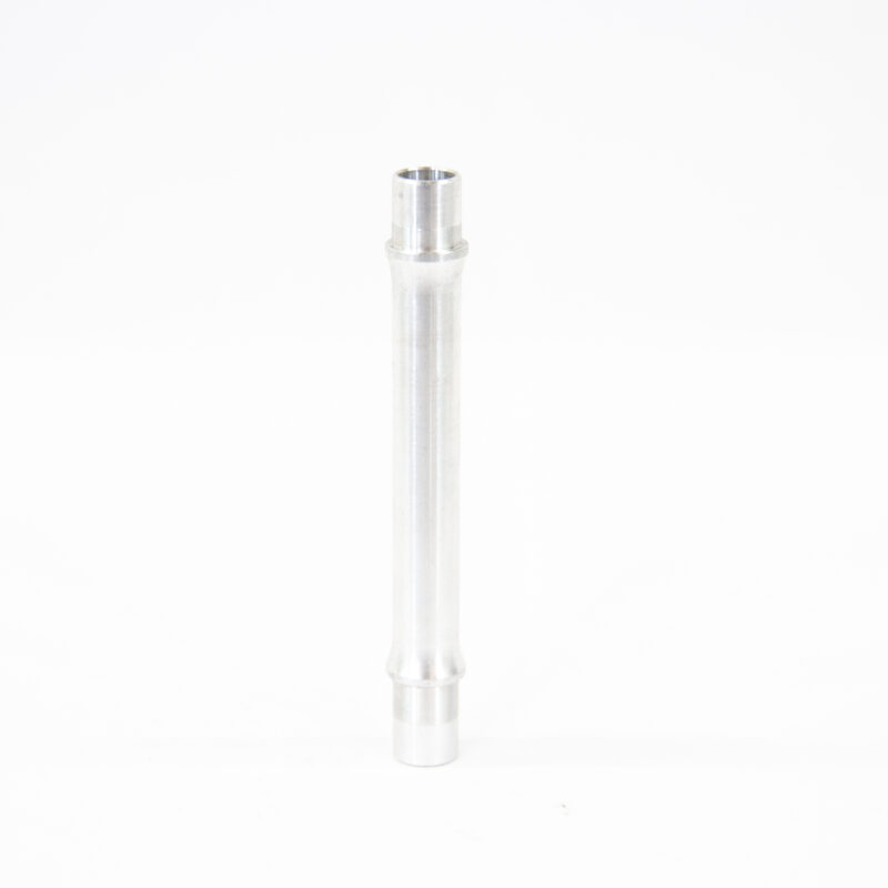 Tube en métal argenté minimaliste sur fond blanc.