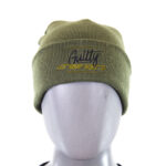 Bonnet vert brodé "Guilty" sur mannequin.