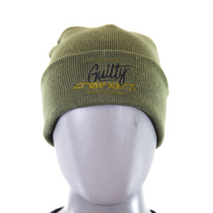Bonnet vert brodé "Guilty" sur mannequin.