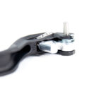 Levier de frein noir et argenté.