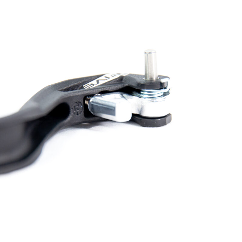 Levier de frein noir et argenté.