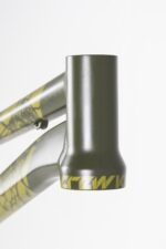 Cadre de vélo vert kaki avec design camouflage.