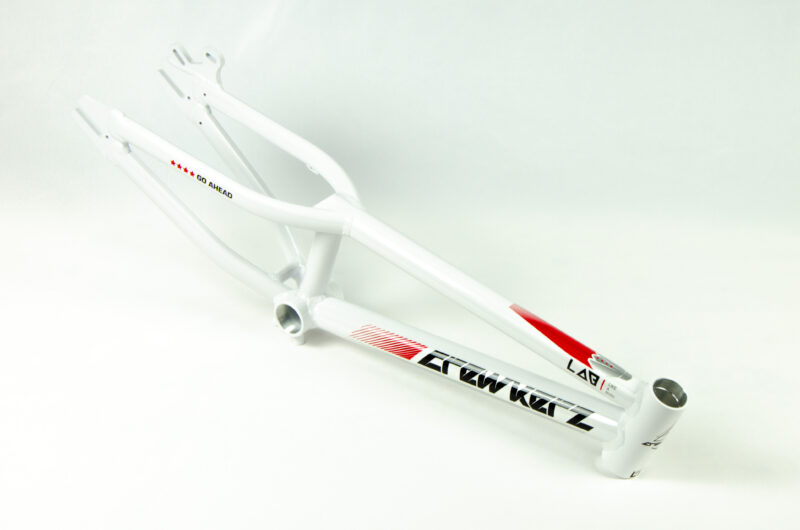 Cadre de vélo blanc avec motifs rouges.