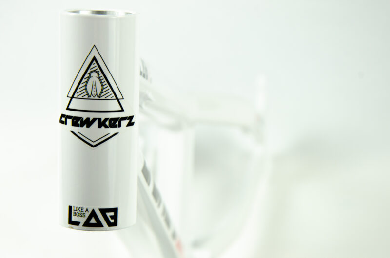 Logo Crewkerz sur cadre de vélo blanc.