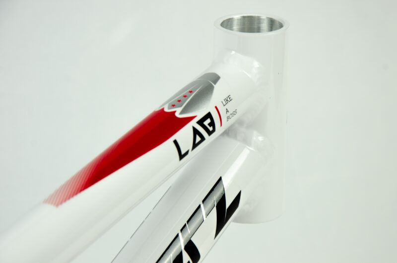 Cadre de vélo blanc et rouge.