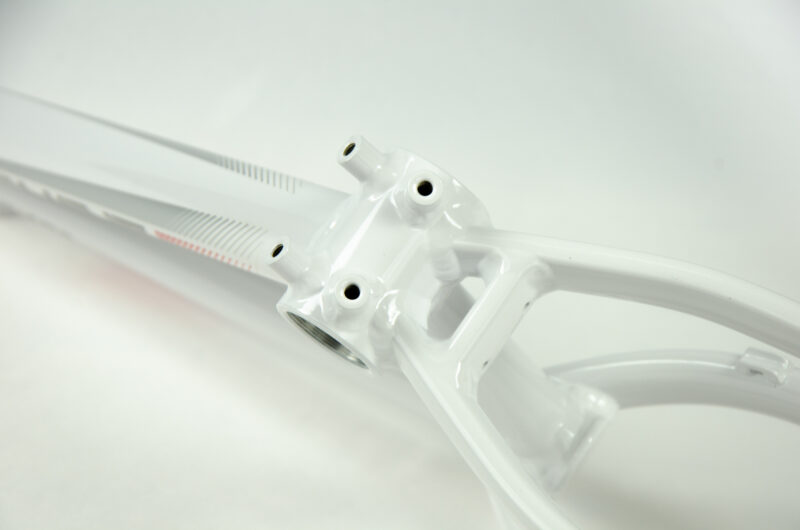 Cadre blanc de vélo, gros plan, vue rapprochée.