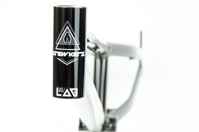 Cadre de vélo Crewkerz noir et blanc.