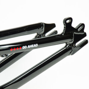 Cadre de vélo noir avec inscription Go Ahead.