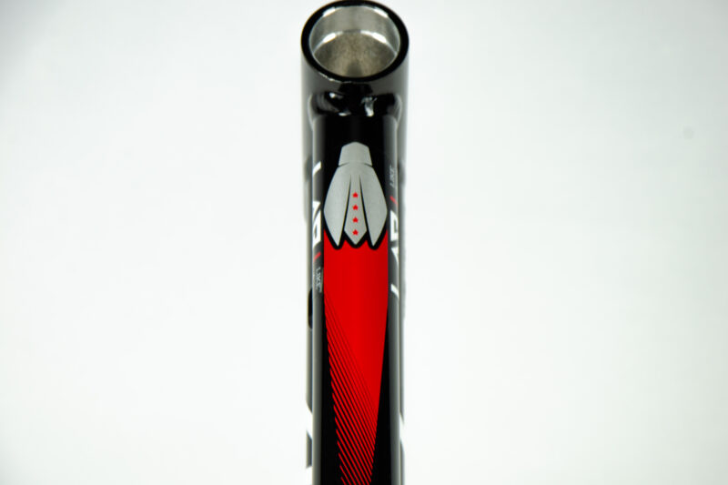 Partie supérieure d'un cadre de vélo rouge et noir.