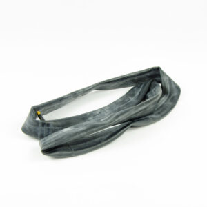 Chambre à air de vélo sur fond blanc.