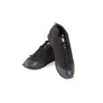 Chaussures noires de sport avec lacets.