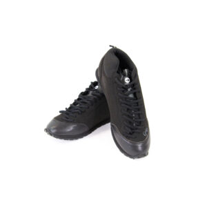 Chaussures noires de sport avec lacets.