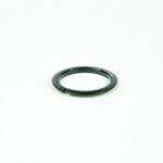 Anneau métallique noir sur fond blanc.