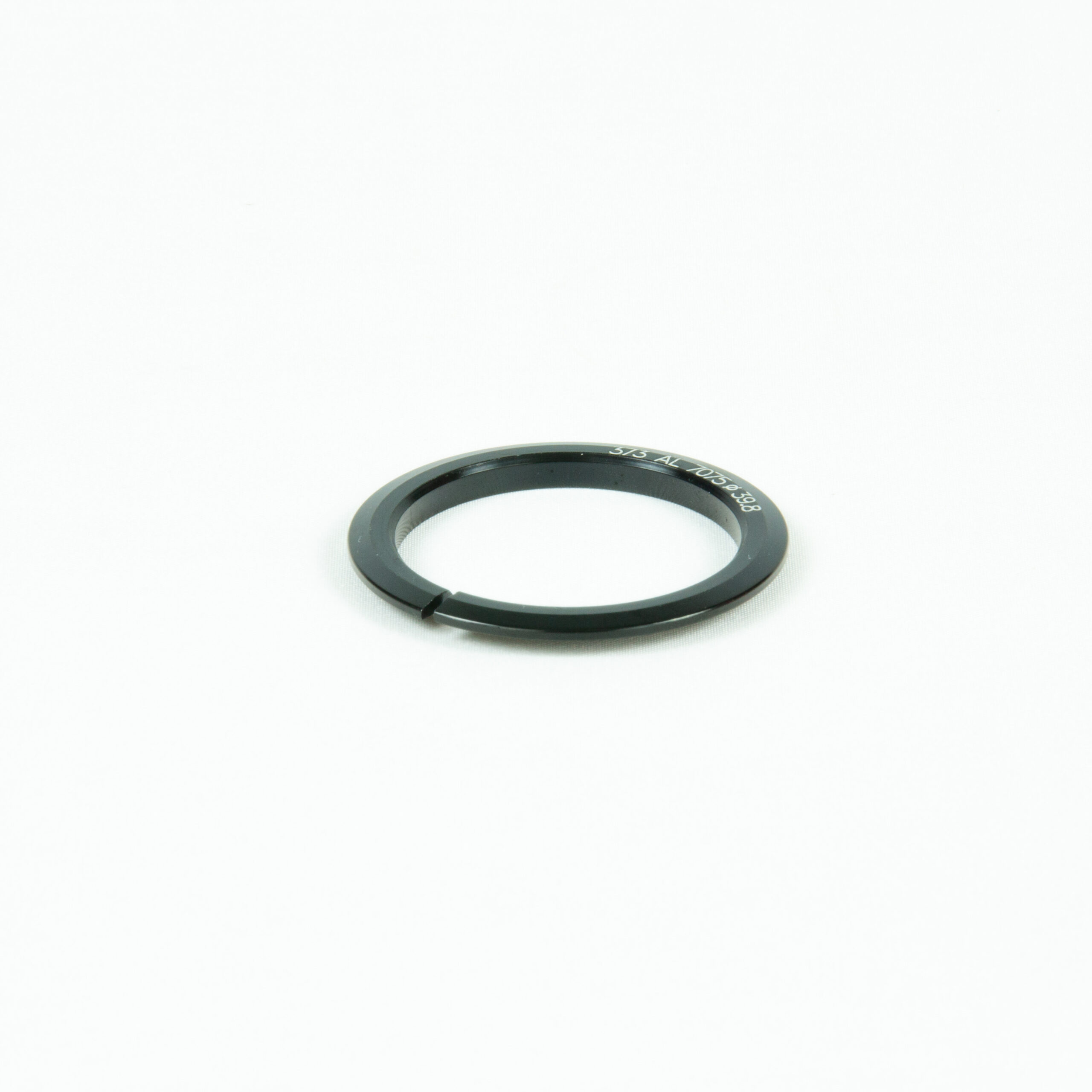 cone tapered Anneau métallique noir sur fond blanc.