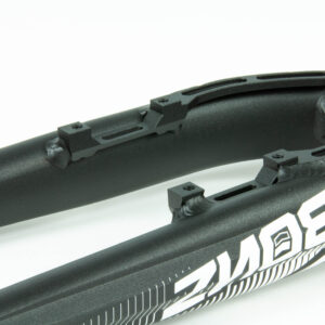 Fourche de vélo noire avec fixations et logo blanc.