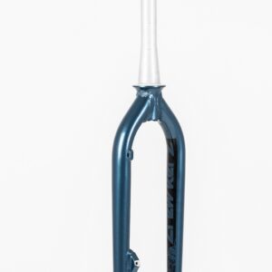 Fourche de vélo bleue sur fond blanc.