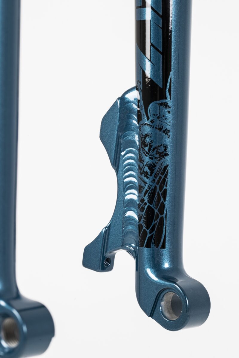 Fourche bleue métallique avec motif noir.