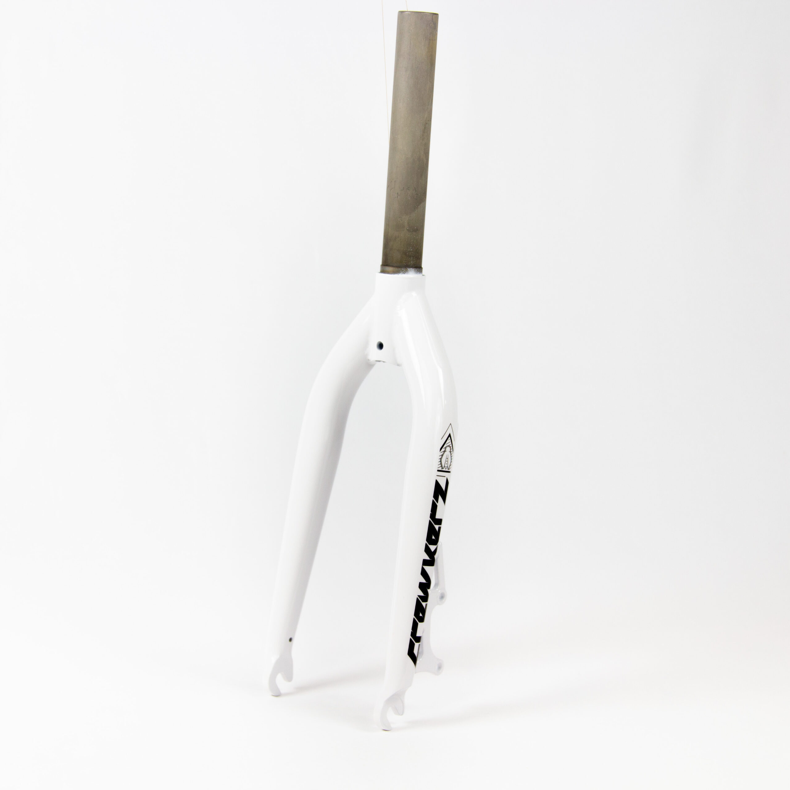 fourche lab 18" blanc Fourche de vélo blanche isolée sur fond blanc.
