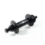 Moyeu de vélo noir sur fond blanc.